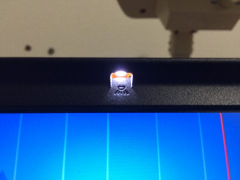 ThinkPadには暗い場所でもキーボードが見えるようにThinkLightが画面上部につけられています。