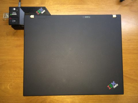 ThinkPadのボディが平らなのは飛行機の中などでメモを取るときに下敷きにするためだといわれています。
